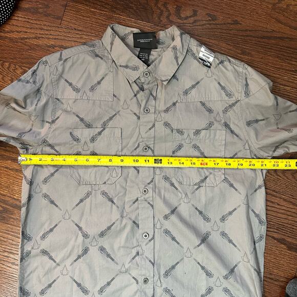 Assassin's Creed NWT Men's Medium 100% Cotton Gray Long Sleeved Button Up Shirt - Picture 8 of 9